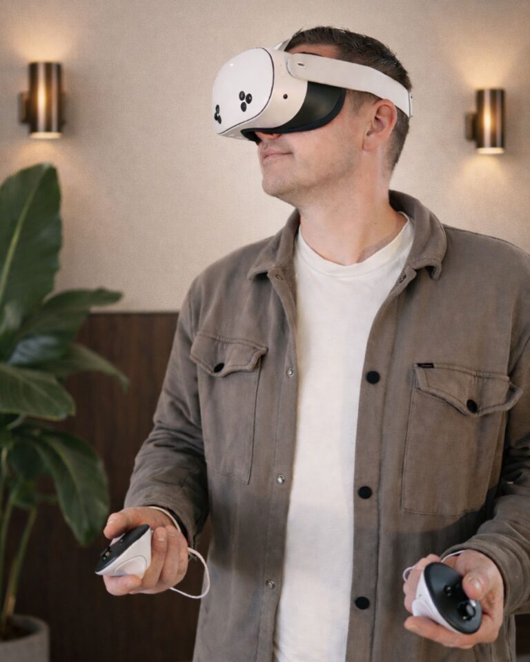 Man ervaart interieurontwerp in VR-bril tijdens 3D visualisatie