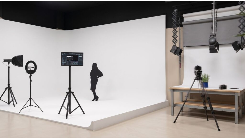 Realistische 3D-visualisatie van een professionele fotostudio met witte cyclorama-wand, studiolampen, camera-opstelling en werktafel in een contentstudio in Den Haag.